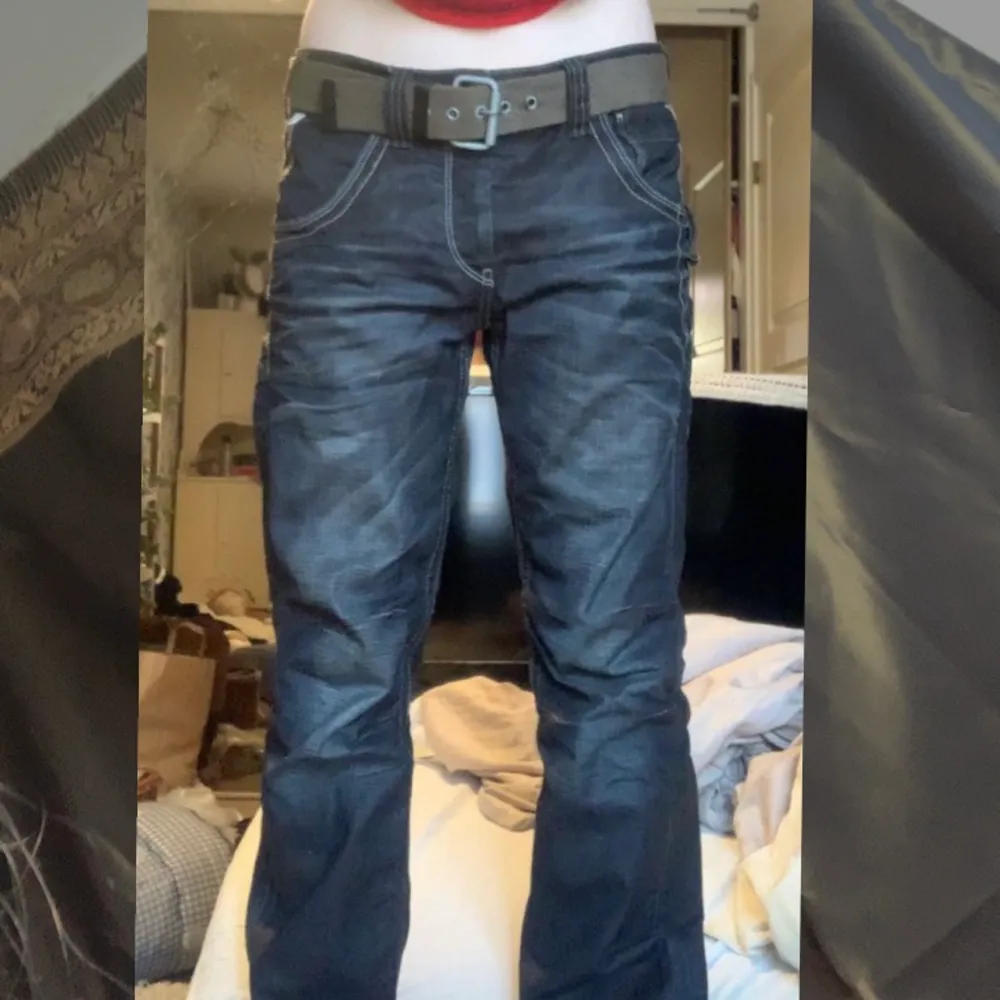 Skit snygga jeans som jag tyvärr måste sälja då dem är allderles för stora för mig ;( Dom är uppvikta på bilden. Vet inte exakta storleken men skulle säga att dom passar nån som är typ 175cm<3 Bältet ingår. Köparen står för frakt elle möts i Stockholm💕. Jeans & Byxor.