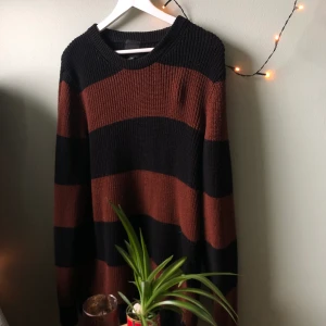 Stickad tröja - En stickad tröja som är väldigt lik den klassiska brandy tröjan, fast från hm, toppen bra skick, köpte den för 300 spänn 