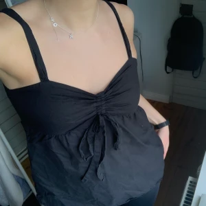 Svart linne  - Svart linne från Vila med knytning framtill🤍 Storlek L men skulle säga att den sitter som en M☺️