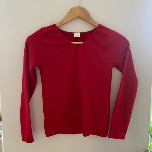 Röd långärmad!!! - Aldrig använd röd långärmad tröja! I super skönt material och lite kortare modell (precis till naveln) 