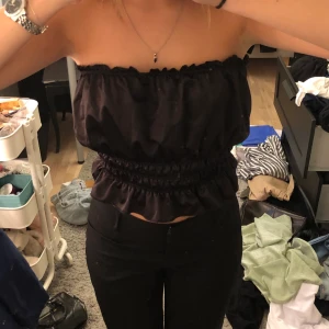 Festtopp bandeu  - Säljer en svart festlig bandeu topp, använd 1 gång i storlek S, funkar I M också, även xs skulle jag tro då den är stretchig🍾