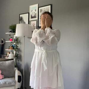 En vit klänning från SHEIN köpt för 150kr säljer den fö 70kr hoppas nån köper🤍