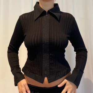 Svart stretchig,ribbat, skjorta, dragkedja  - Så cool stretchig 