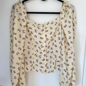 Modern topp / blus - Topp/ blus med ett härligt mönster! Aldrig använd!