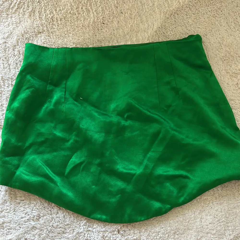 Kort kjol från Zara, i grön satin. Köparen står för frakten🥰. Kjolar.