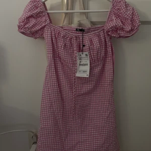 klänning - helt oanvänd klänning från zara, slutsåld på hemsidan💞
