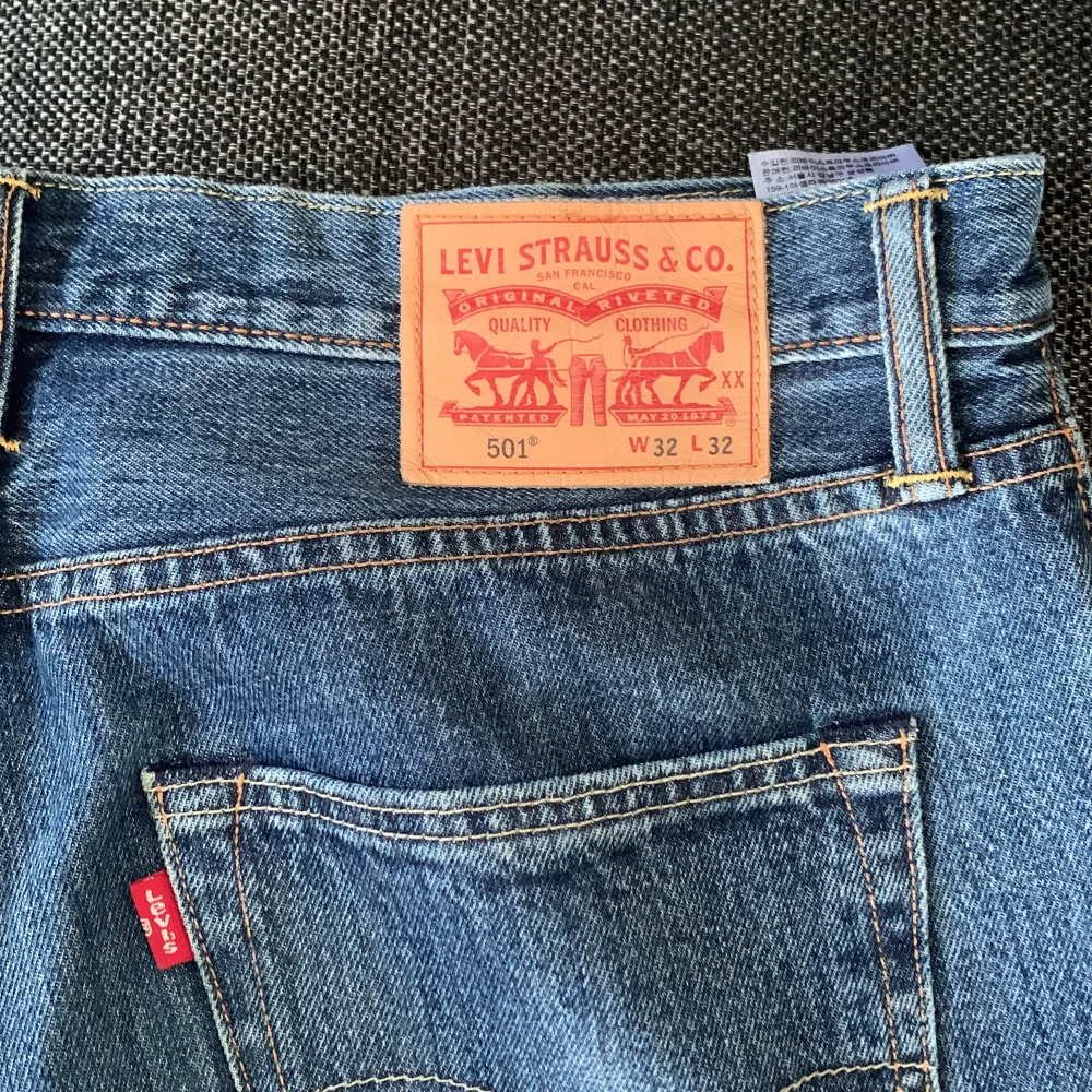 Helt nya Levis 501 mörkblåa, säljs då det va för små. Så kan gärna byta mot samma jeans fast i W34 och L33.. Jeans & Byxor.