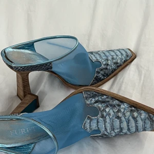 Blåa klackar med djurprint - Supervackra klackar. Tämligen nyklackade.