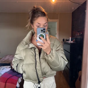 Urban outfitters - Dunjacka, cropped.  Urban outfitters. Storleken pendlar mellan s/m