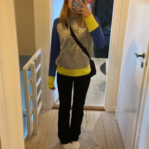 Reebok hoodie - Säljer min reebok hoodie. Lite udda men jag tycker den är skit cool. Köpte second hand men har inge defekter alls. Storlek s