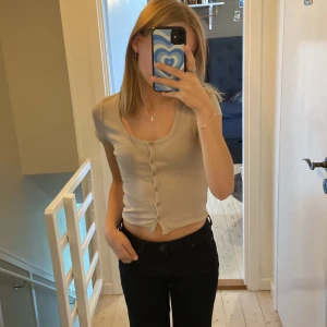 Topp från gina  - Fin topp från gina! Knappt använd så den är som ny. Storlek xs :)