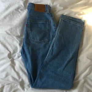 Levis jeans - Mellanblåa levisjeans i modellen 70s high☺️ Säljer pågrund av att de är för små för mig! Supersnygga basicjeans💕