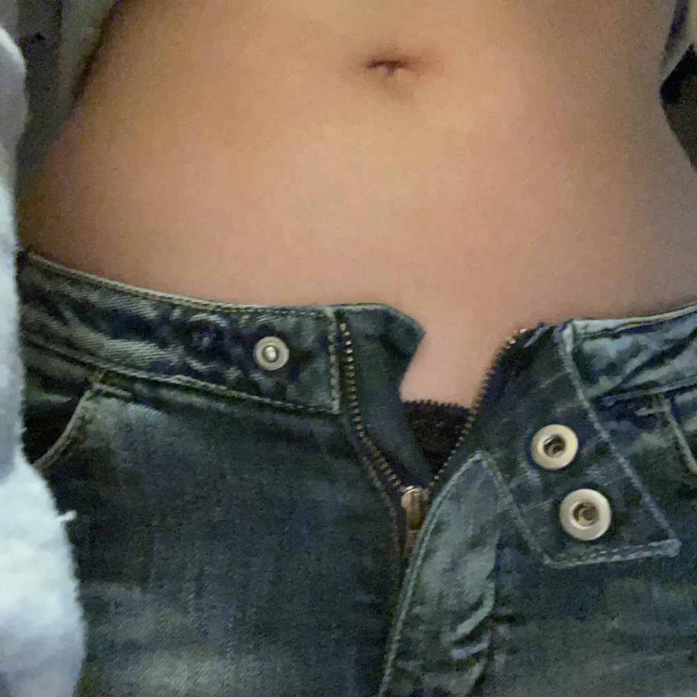 Så fina lowwaist skinny jeans från oklart märke, har målat på bakfickan vilket blir en så fin detalj. Dom är väldigt lågmidjade och är tyvärr för små för mig. Skriv till mig vid funderingar eller vid köp ❤️. Jeans & Byxor.