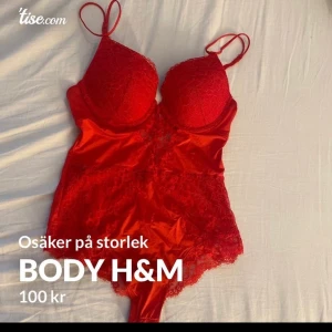 Boddy  - En helt oanvänd röd boddy i storlek S lite osäkert strolek 40 men känns som en 34-37 har själv 40 å känns ej som strolek 40
