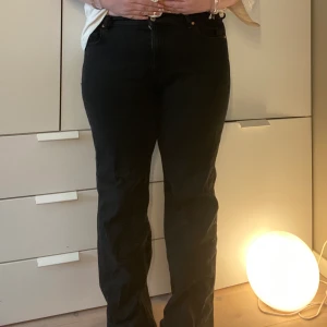 svarta jeans  - helt oanvända svarta jeans!  säljer för att jag använder aldrig.  lite utsvängda längst ner! Hör av er om ni är intresserade! orginalpris låg på 400 ungefär och eftersom dessa aldrig är använda så säljer jag för 240kr + frakt 😇 