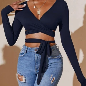 Topp - Omlott-tröja från shein, mörkblå. Superskönt material men passade tyvärr inte mig💕