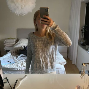 Tröja - Tröja från Hollister. I färgen grå. I storlek XS. Använd sparsamt. I fint skick. Nypris: 349kr Mitt pris: 100kr Vid en snabb affär kan priset diskuteras 💸 Kan mötas i Tyresö eller skickas. Frakt kan tillkomma! 