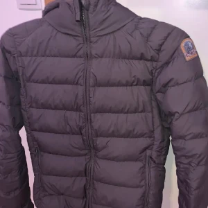 Parajumper jacka  - Jättefin PJ jacka storlek S knappt använd har hängt i garderoben bara . 1000kr Du står själv för frakten färgen är grön grå bud om det blir flera .  