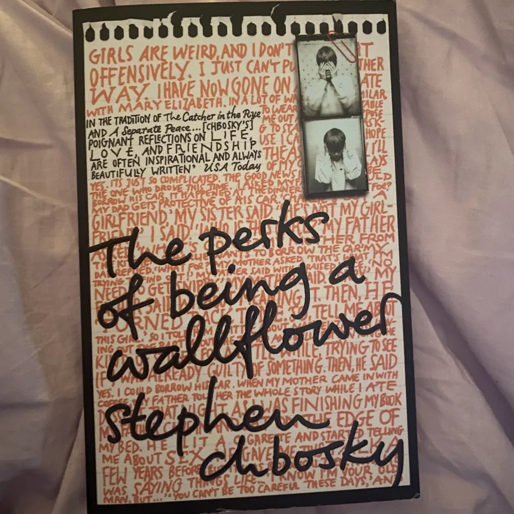 Boken ”The perks of being a wallflower” av Stephen Chbosky Mycket fint skick men läst. Säljs då jag har en likadan. Övrigt.