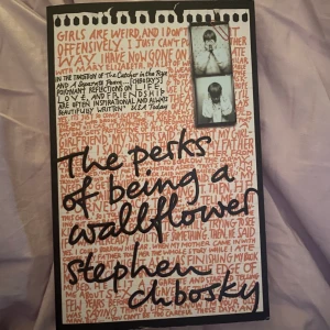 Bok - Boken ”The perks of being a wallflower” av Stephen Chbosky Mycket fint skick men läst. Säljs då jag har en likadan
