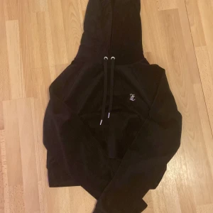 Storlek S - Juicy kofta använd 1 gång. Säljer pga att jag vill köpa en annan färg. Storlek S