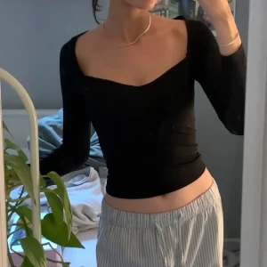 Superfin tröja - Säljer denna ursnygga trendiga tröjan som tyvärr inte kommer till användning. Bra skick❤️köp gärna inte direkt då jag inte är säker om jag vill sälja 