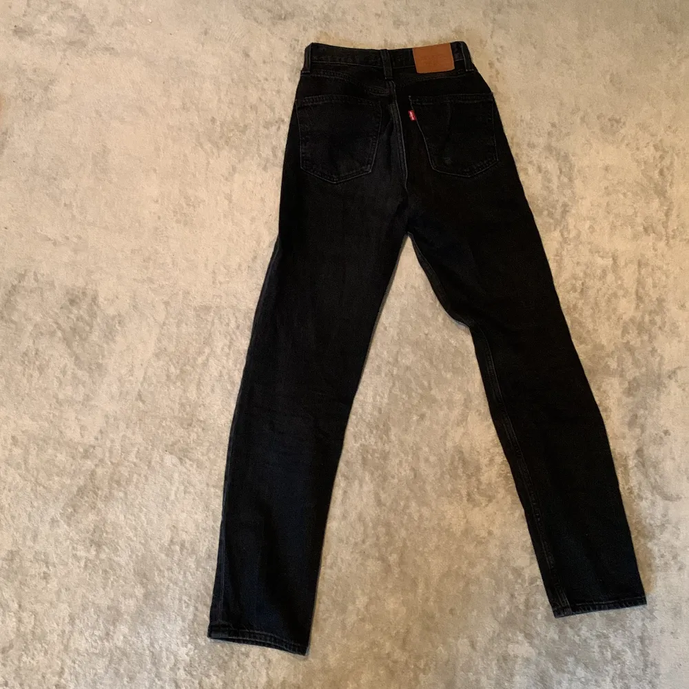 Dessa jeans är från Levis och är svart. De är high waist och straight☺️🤗. Jeans & Byxor.