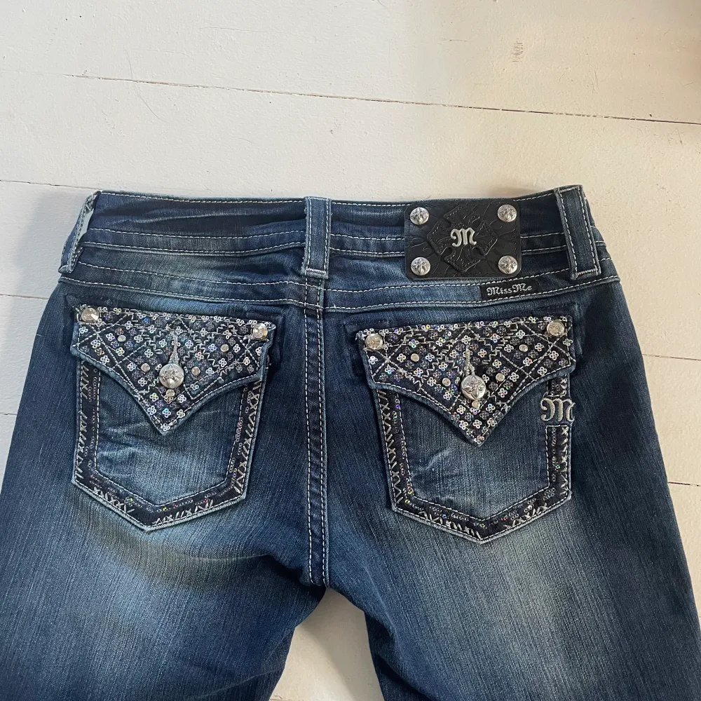 Äkta Miss Me jeans i superbra skick. Älskar paljettdetaljerna där bak, kontakta för frågor eller fler bilder :). Jeans & Byxor.