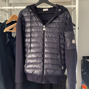 Moncler cardigan - Helt ny nfc kvitto finns Beställde och var för stor