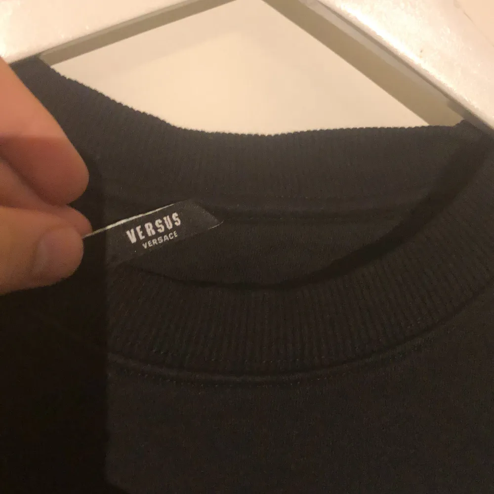 Säljer denna assnygga VERSUS versace pullovern/ tröja. Kostade runt 1200 kr och köpte den på Harbour City 2019.. Tröjor & Koftor.