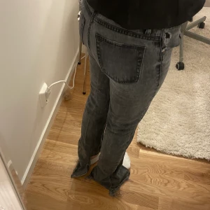 Grå jeans med slits - Säljer dessa zara jeans med slits som inte längre finns att köpa. Dessa är nedtrampade vid slitsen och inte i toppskick. Därav billigt pris. Köparen står för frakt 😇