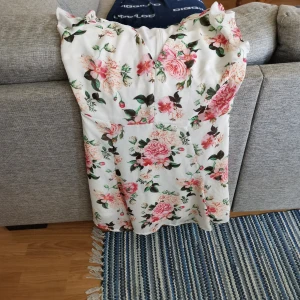 Sommar klänning snygg storlek L - Sommar klänning kan ha till snygga byxor storlek L