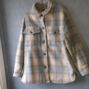 Höst jacka  - Helt ny jacka aldrig andvänd, Ganska stor passform, Säljer den pg av att den inte kommer till andvändning. Tryck inte på köp direkt, Skriv för mer info.