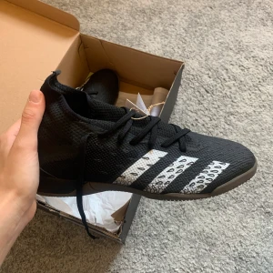 Adidas fotbolls skor  - Ett par oanvända inne fotbollsskor med prislapp i orginalförpackning, har inte kommit till användning då jag köpte två par. 
