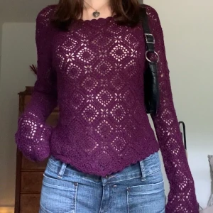 Stickad tröja - Så fin grovstickad tröja med långa lite utsvängda ärmar och v-form nertill, från Hennes (vintage H&M)! 💘