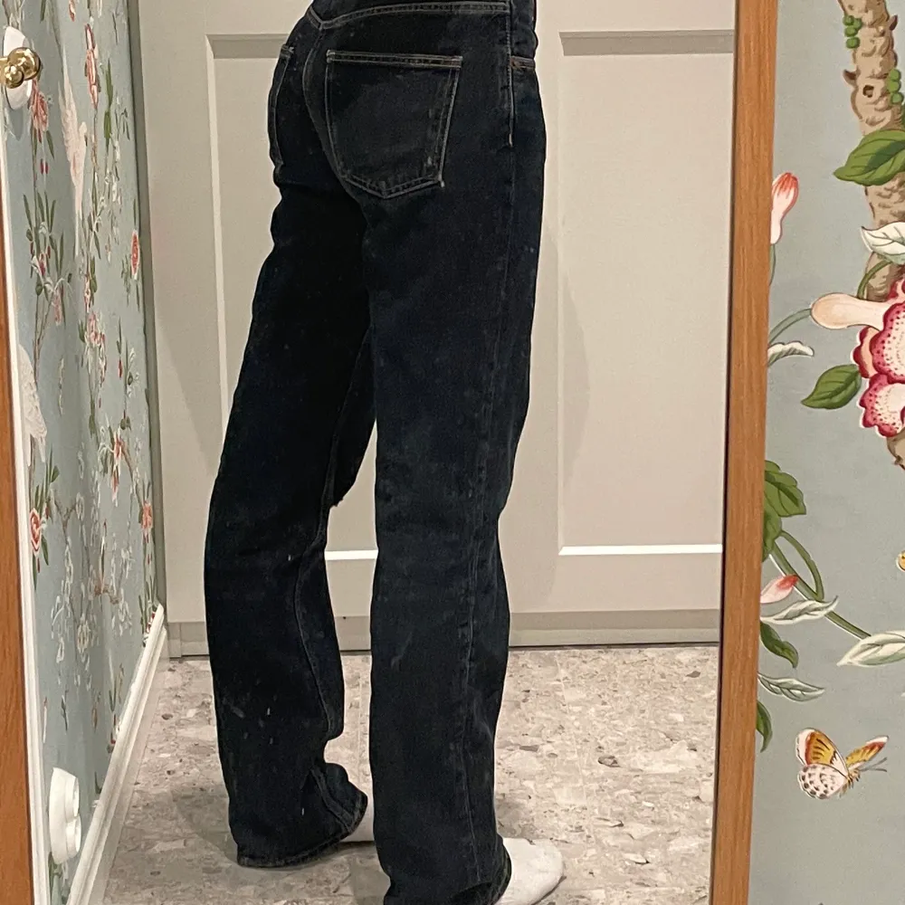 Zaras midrise jeans i en superfin mörkblå färg🥰 Litet hål på högra knät tyvärr, annars fint skick😊 Strl 38 men passar mig som brukar ha 36 bra. Jag är 1.80 som referens🤩. Jeans & Byxor.