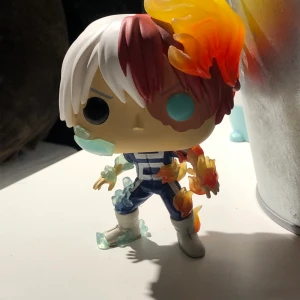 Pop figur todoroki - Shoto todoroki från my hero academia som pop figur. Inga repor, nästan helt ny
