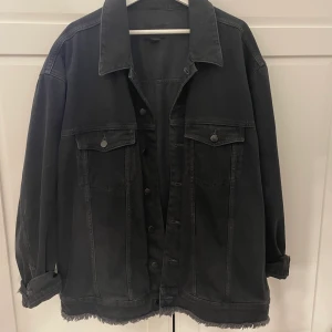 Jeans jacka - Grå jeansjacka från H&M!! Den är i storlek M men overzsied och stor i storleken, jättefin nu till hösten!! Den är i jättefint skick och har inga skador eller fläckar. Jag säljer den för 149kr+ frakt!!