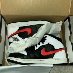 Jordan 1 - Säljer mina Jordan 1 då jag inte använder dom så mycket! Dom är i väldigt bra skick då jag knappt använt dom!💕(bara skriva till mig om du vill ha mer bilder!) köparen står för frakten!