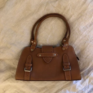 Brun väska - Jättesöt liten brun väska, köpt secondhand i Barcelona.  