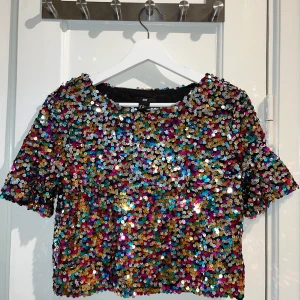 Perfekta nyårstoppen, använd 1 gång, H&M, S 🤩 - Superfin paljett-top från H&M, använd 1 gång, som ny!  H&M  Storlek XS