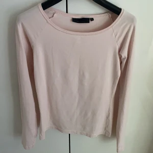 Ljus rosa tröja - En jätte söt långärmad tröjan från twist&tango💞 den är jätte fin med ett par kostymbyxor eller jeans💞 tyvärr lite för liten för mig, skulle absolut kunna passa en S!
