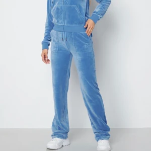 JUICY  - Säljer mitt blåa juicy set. Haft det ett tag men inga skador alls. Allt är helt och det är i bra skick. Tröjan är i S och byxorna xs. Köp direkt för 2000 eller buda från 1700kr. 