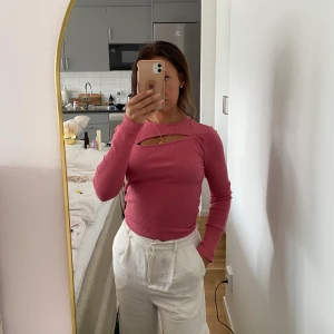 Topp - Oanvänd topp i ljusröd med cut out på bröstet. Passar XS-S 