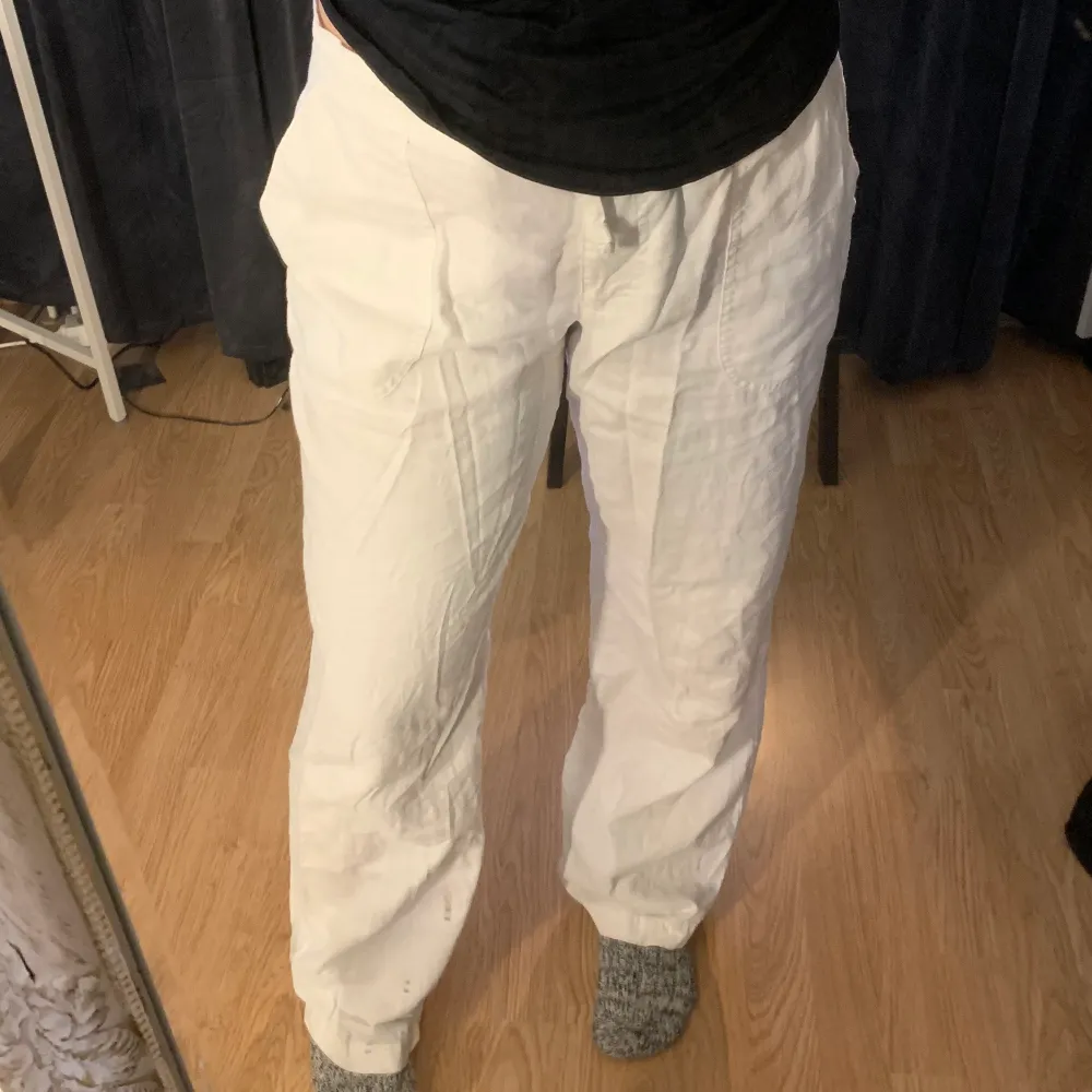Säljer mina vita linnebyxor från bonprix då dom är för stora. Använda ett fåtal gånger och har inga skador. Jeans & Byxor.