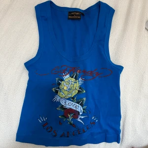  Ed Hardy topp - Säljer detta fina ed Hardy linne från urban outfiters. Köptes för några månader sen och har inte kommit till användning, säljer för 200 om fler vill ha den blir de budgivning🤍 kan mötas upp och posta🤍 kom privat för frågor💓