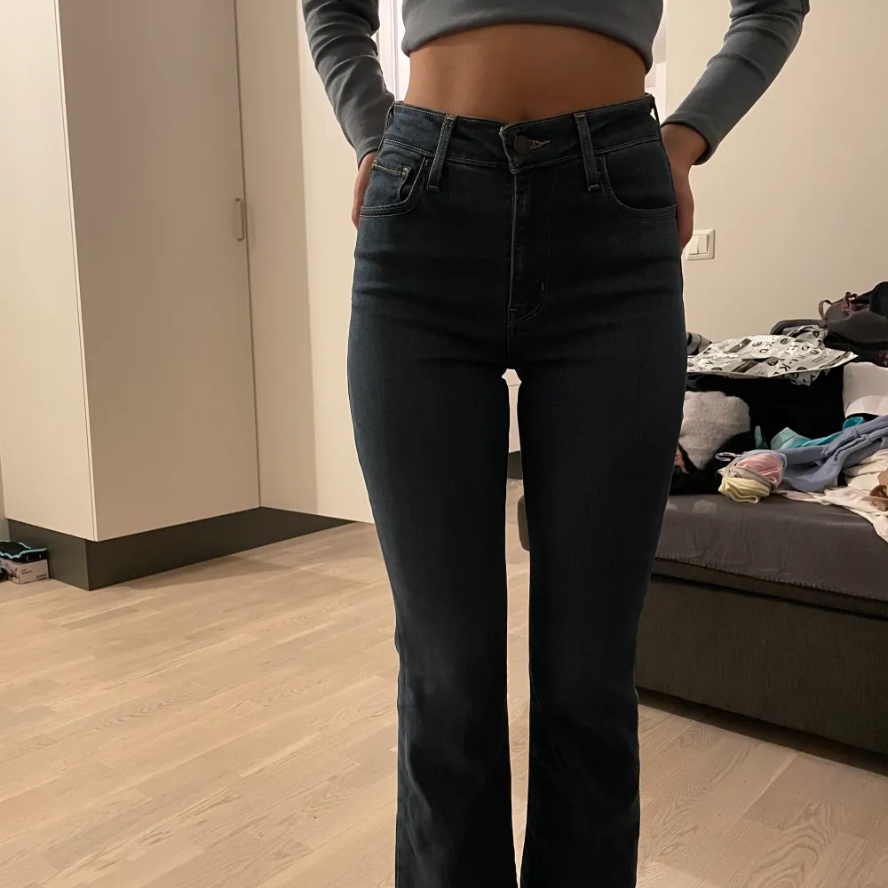  Levi’s high rise bootcut jeans bought around 1070kr but never worn because they were a bit short for me. They are a lovely bootcut and fit really good. For more questions and pics contact me 💞. Jeans & Byxor.