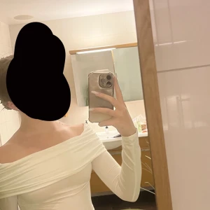 Fin vit tröja - Köpt från kappahl för 150 kr! Aldrig Andvänd för att den är för liten för mig!  Den är storlek s men passar mer som xs!