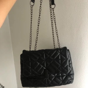 Väska - Säljer denna väska som är köpt från shein därför säljer jag den för billigt pris. Använd 2-3 gånger.