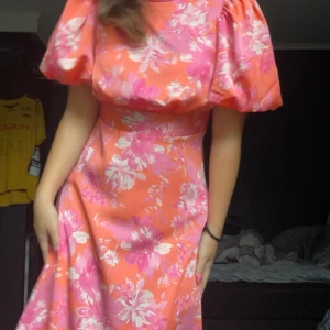 Cocktailklänning - Superfin klänning från vero moda, köpte den i två storlekar så har en jag aldrig använt 